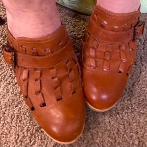 NWOT KENNTH COLE WOVEN LEATHER MULES